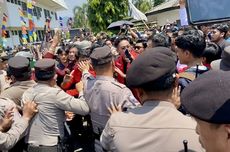 Paksa Masuk Kompleks DPRD Lampung, Mahasiswa dan Polisi Saling Dorong