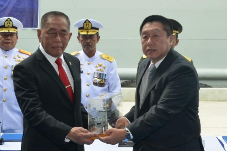 Menteri Pertahanan (Menhan) Ryamizrad Ryacudu bersama Direkrur Utama PT Daya Radar Utama (DRU) 
saat acara serah terima KRI Teluk Lada-521, di Dermaga PT DRU, Panjang, Bandar Lampung.