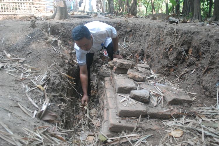 Wicaksono Dwi Nugroho, arkeolog dari Badan Pelestarian Cagar Budaya (BPCB) Jawa Timur di Trowulan Mojokerto, saat melakukan observasi di lokasi penemuan benda-benda kuno di Dusun Pakis Kulon, Desa Karang Pakis, Kecamatan Trowulan, Kabupaten Mojokerto, Senin (24/6/2019).