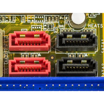 Contoh 4 slot SATA berwarna merah dan hitam di motherboard