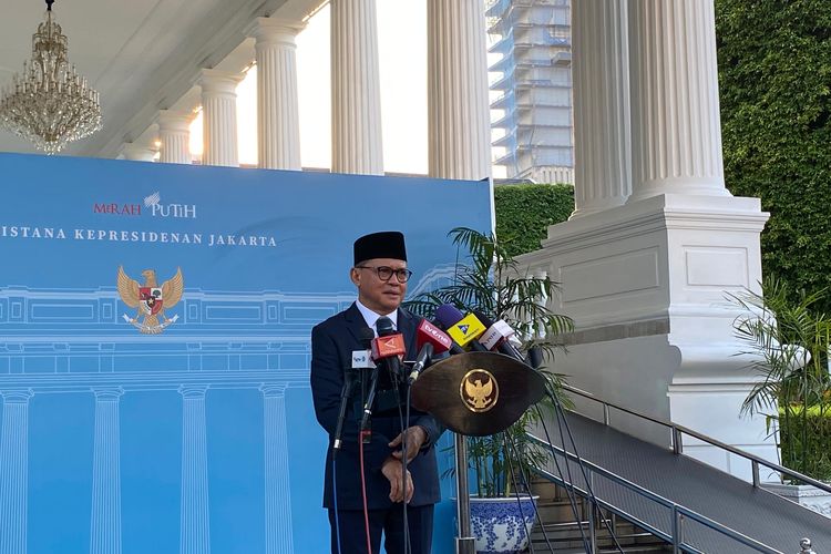 Menteri Perlindungan Pekerja Migran Indonesia (P2MI) Mukhtarudin mengaku bakal bersilaturahmi dan berkenalan terlebih dahulu usai dilantik Presiden Prabowo Subianto di Istana Negara, Jakarta Pusat, pada Senin (8/9/2025) sore. Hal ini disampaikannya pasca dilantik di Kompleks Istana Kepresidenan pasca. 