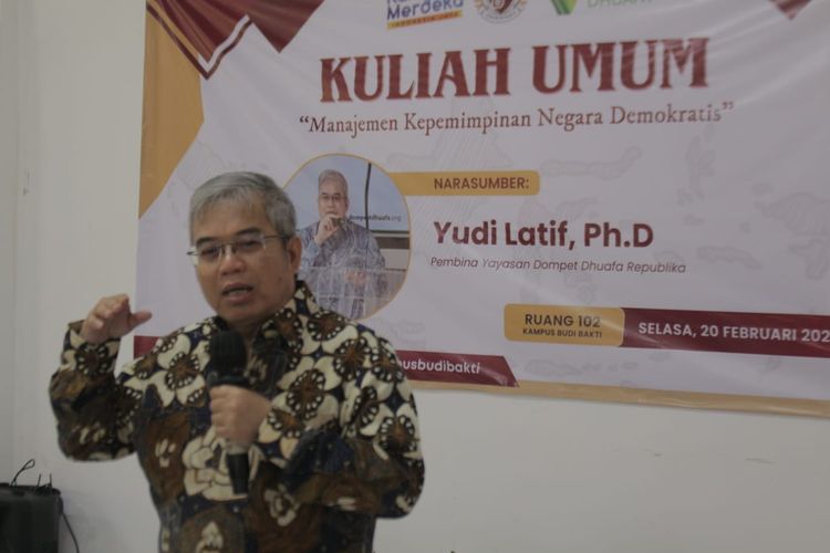 Pembina yayasan Dompet Dhuafa Yudi Latief saat memberikan kuliah umum bertema ?Manajemen Kepemimpinan Negara Demokratis? di Kampus Sekolah Tinggi Ilmu Manajemen (STIM) Budi Bakti, Selasa (20/2/2024).
