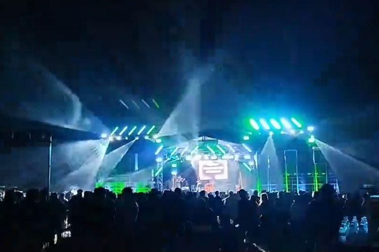 Penggunaan sound horeg di Kabupaten Pasuruan Jawa Timur yang menggunakan 16 subwofer.