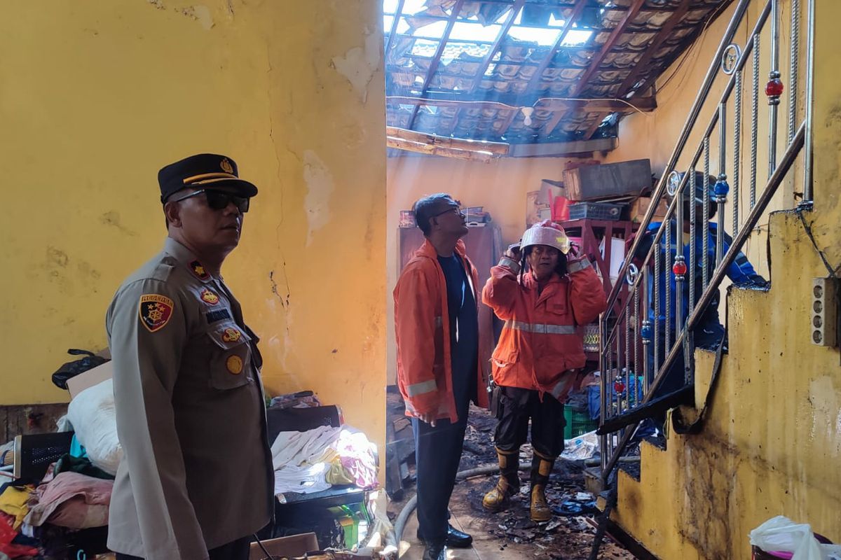Petugas mengindentifikasi lokasi kebakaran rumah di Kelurahan Pocanan, Kota Kediri, Jawa Timur, Selasa (23/5/2023).