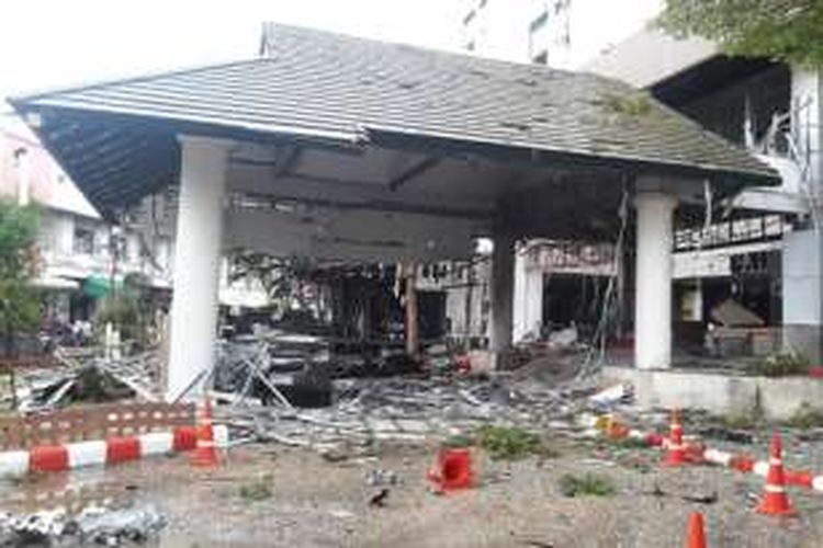 Bagian depan hotel Southern View, Pattani, Thailand yang hancur akibat ledakan bom mobil, Selasa (23/8/2016) malam. Ledakan bom kembali terjadi pada Senin (24/10/2016) malam di sebuah pasar di kota itu sehinga satu orang tewas dan 19 orang terluka