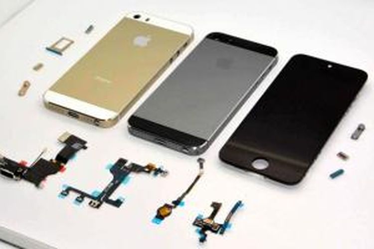 Foto iPhone 5S warna abu-abu dibandingkan dengan iPhone 5S warna emas