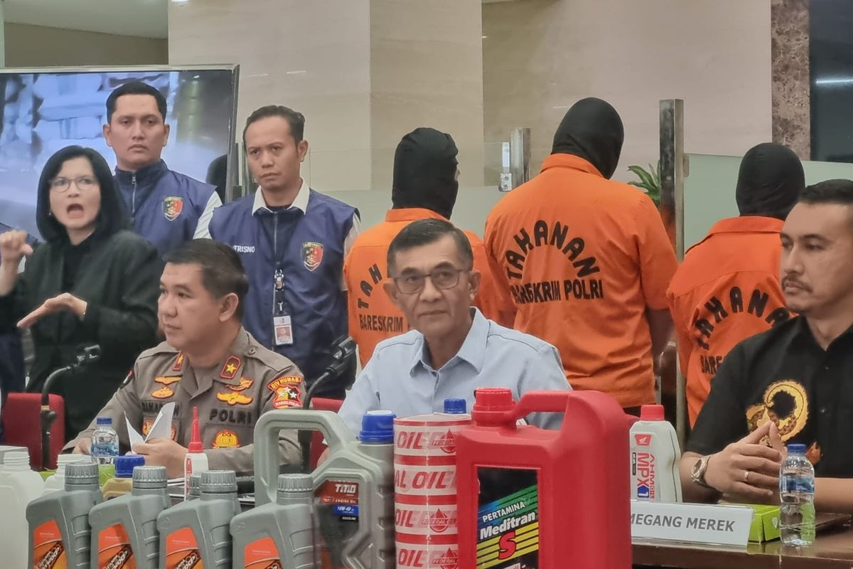 Direktur Tindak Pidana Tertentu (Dirtipidter) Bareskrim Polri Brigjen Hersadwi Rusdiyono dalam konferensi pers di Bareskrim, Mabes Polri, Jakarta, Kamis (8/6/2023).