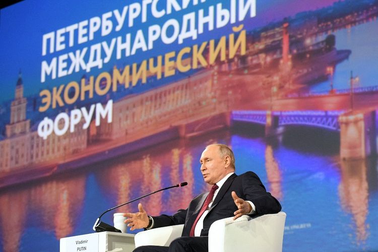 Foto yang diambil pada 16 Juni 2023 dan dirilis oleh RIA Novosti ini menunjukkan Presiden Rusia Vladimir Putin menghadiri sesi pleno Forum Ekonomi Internasional Saint Petersburg (SPIEF) di Saint Petersburg. 
