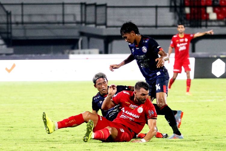 Pemain Persija Jakarta Marko Simic terjatuh seusai berduel dengan pemain Arema FC saat pertandingan pekan 23 Liga 1 2021-2022 yang berakhir dengan skor 1-1 di Stadion Kapten I Wayan Dipta Gianyar, Sabtu (5/2/2022) malam.
