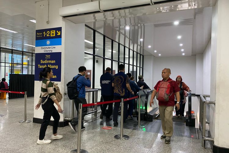 Penumpang KRL Merasa Perjalanannya Terhambat Saat Eskalator Peron 1-2 Stasiun Manggarai Mati