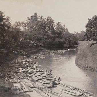 Perumahan warga Tionghoa di bantaran Sungai Ciliwung menjadi motif kartu pos di tahun 1920.