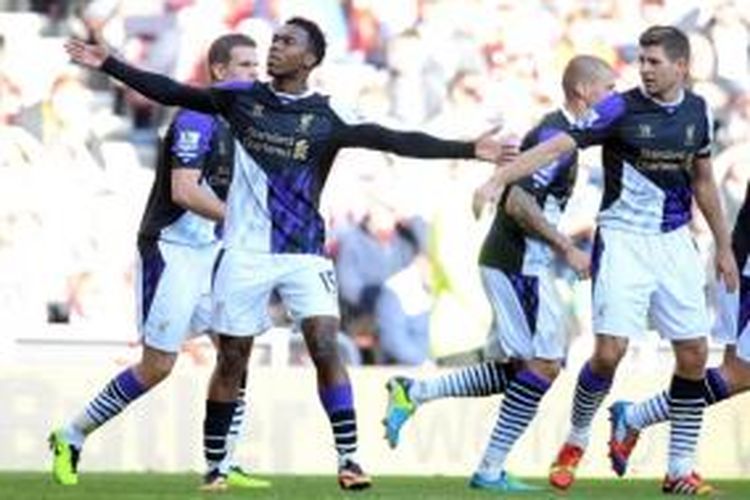 Striker Liverpool, Daniel Sturridge (kedua dari kiri), merayakan gol ke gawang Sunderland pada laga Premier League, di Stadium of Light, Sunderland, Minggu (29/9/2013).