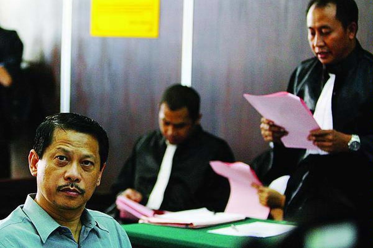 Andi Kosasih, terdakwa kasus penggelapan pajak yang melibatkan Gayus HP Tambunan, mengikuti sidang di Pengadilan Negeri Jakarta Selatan, Senin (23/8/2010). Sidang diisi dengan pembacaan dakwaan oleh jaksa penuntut umum. Andi Kosasih adalah rekanan bisnis Gayus. Ia didampingi kuasa hukumnya, OC Kaligis. Andi diduga ikut menggelapkan uang di rekening Gayus.