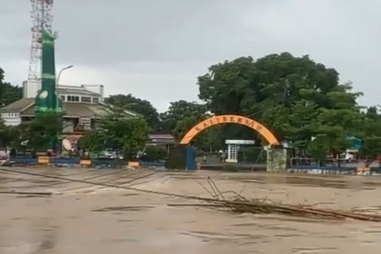 Hujan lebat selama tiga hari mengguyur Sulawesi Selatan, sejumlah Kabupaten dan Kota Tergenang Banjir. Aparat kepolisian Polres Pangkep pun terpaksa menutup jalur bagi pengendara motor dan mobil akibat jalan trans terendam banjir hingga pinggang orang dewasa.