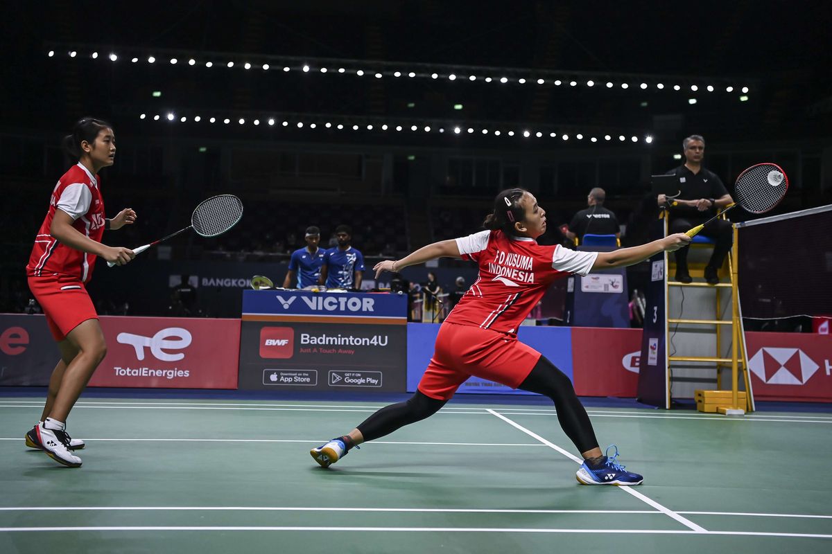 Ganda putri Indonesia Amalia Cahaya Pratiwi (kiri) dan Febriana Dwipuji Kusuma (kanan) mengembalikan kok ke arah lawannya pebulu tangkis ganda putri Prancis Vimala Heriau dan Margot Lambert dalam pertandingan babak penyisihan grup A Piala Thomas Uber 2022 di Impact Arena, Bangkok, Thailand, Minggu (8/5/2022). Amalia Cahaya Pratiwi/Febriana Dwipuji Kusuma menang dengan skor 21-13 dan 27-25.
