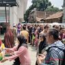 Warga Kota Bandung Rela Antre Berjam-jam demi Beras Murah