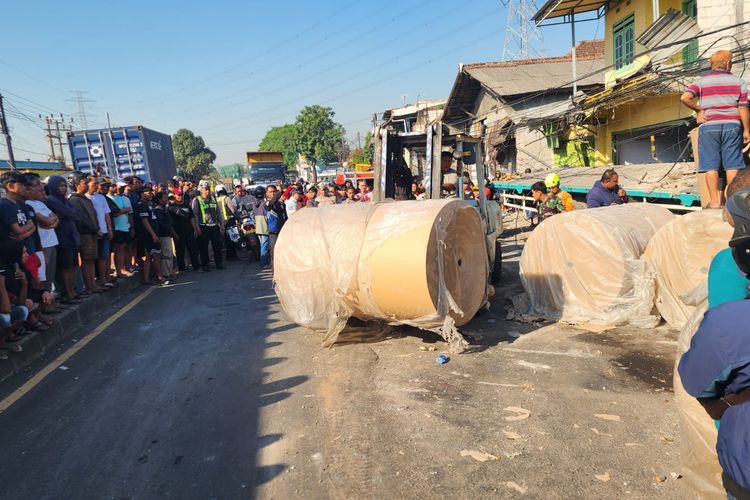 Cerita Warga yang Rumahnya Dihantam Truk saat Kecelakaan di Pasuruan, Istri Sedang Memasak