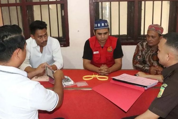 Penyidik memintai keterangan pelaku pemasangan kamera tersembunyi (baju tahanan) di rumah warga di Aceh Timur, Selasa (9/1/2023). 