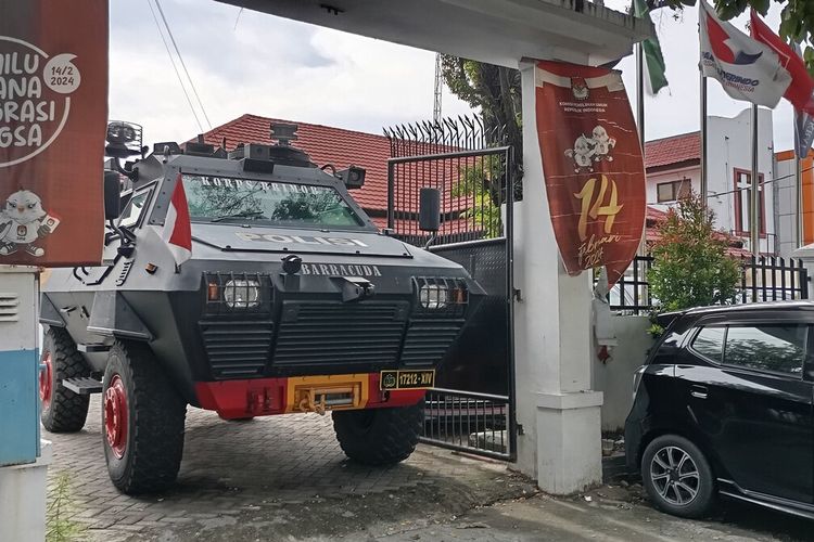 Salah satu kendaraan taktis Baracuda Satbrimob Polda Sulsel yang ditempatkan di gerbang kantor KPU Sulsel, Jalan A P Pettarani, Kota Makassar, Sulsel, Senin (22/4/2024).