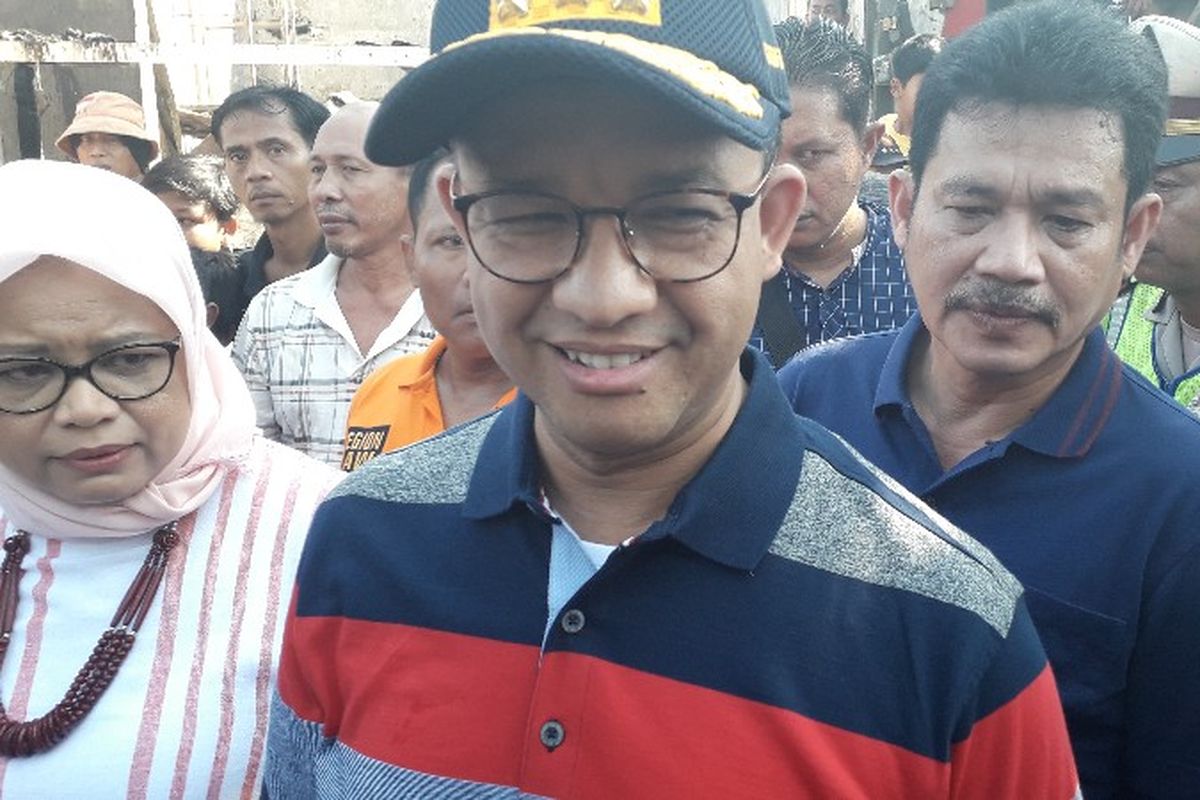 Gubernur DKI Jakarta Anies Baswedan mengunjungi korban kebakaran di Taman Kota, Kembangan, Jakarta Barat pada Jumat (30/3/2018). 