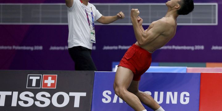 Selebrasi pebulu tangkis tunggal putra Indonesia Jonatan Christie (kanan) dan pelatih Henry Saputra (kiri) usai menundukkan pebulu tangkis Jepang Kenta Nishimoto, pada pertandingan babak semifinal nomor perorangan Asian Games 2018 di Istora Senayan, Jakarta, Senin (27/8/2018).