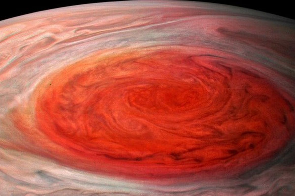 Badai yang terlihat berbentuk bintik merah di Jupiter