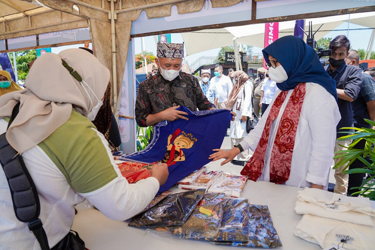 Menteri Koperasi dan Usaha Kecil Menengah (Menkop UKM) Teten Masduki saat menghadiri Banyuwangi Muslim Fashion Festival 2021. 