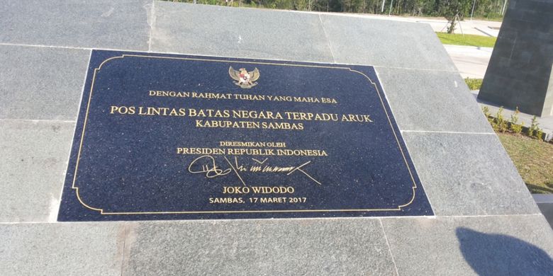 Pelang peresmian pos lintas batas antar negara di Aruk, Sajingan Besar, Kabupaten Sambas, Kalimantan Barat.  Pos lintas batas di Aruk sendiri belum lama diresmikan langsung oleh Presiden Joko Widodo pada Maret 2017. 