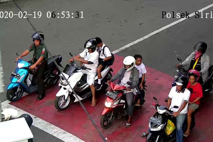 Sejumlah sepeda motor yang berhenti di lampu mereah terpantau kamera CCTV yang dipasang Polda Maluku, Rabu (19/2/2020)