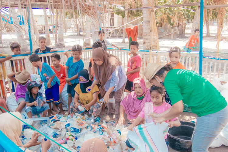 Masyarakat Pulau Komodo tengah mengumpulkan dan memilah sampah plastik yang untuk kemudian didaur ulang menjadi produk baru bernilai ekonomi tinggi. 