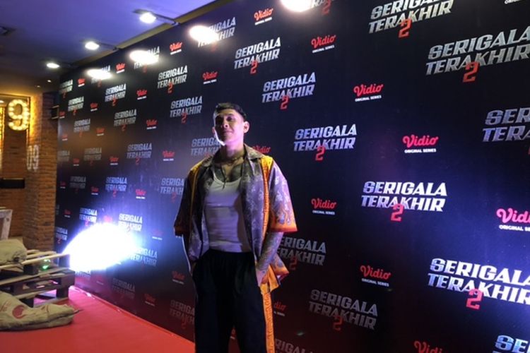 Aktor Ganindra Bimo menghadiri gala premiere drama seri produksi Vidio, Serigala Terakhir 2, di CGV Grand Indonesia, Jakarta Pusat, Selasa (16/8/2022). 