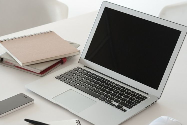 Ilustrasi laptop. Ilustrasi laptop merah putih.