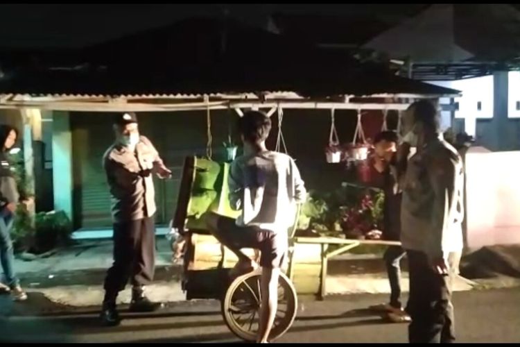 Petugas Polisi Polsek Indihiang Polresta Tasikmalaya, Jawa Barat, sedang berkeliling memukul bedug bersama warga membangunkan Ibadah Sahur, Kamis (14/4/2022)