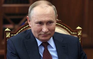 Presiden Rusia Vladimir Putin saat mendengarkan pembicaraan entrepreneur yang juga Kepala Persatuan Industrialis Rusia, Alexander Shokhin, dalam pertemuan di Moskwa, Rusia, Rabu (2/3/2022).