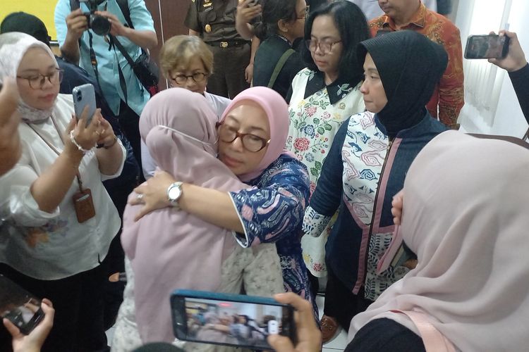 Tangis Pecah di Polresta Yogyakarta, Menteri PPPA Peluk Orangtua Korban 