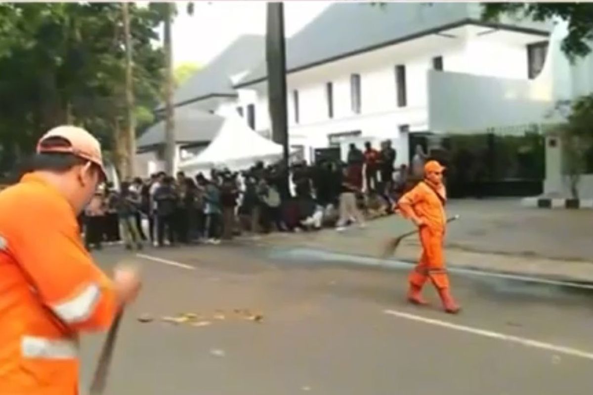 Menyapu Jalan Calon Menteri Prabowo-Gibran...