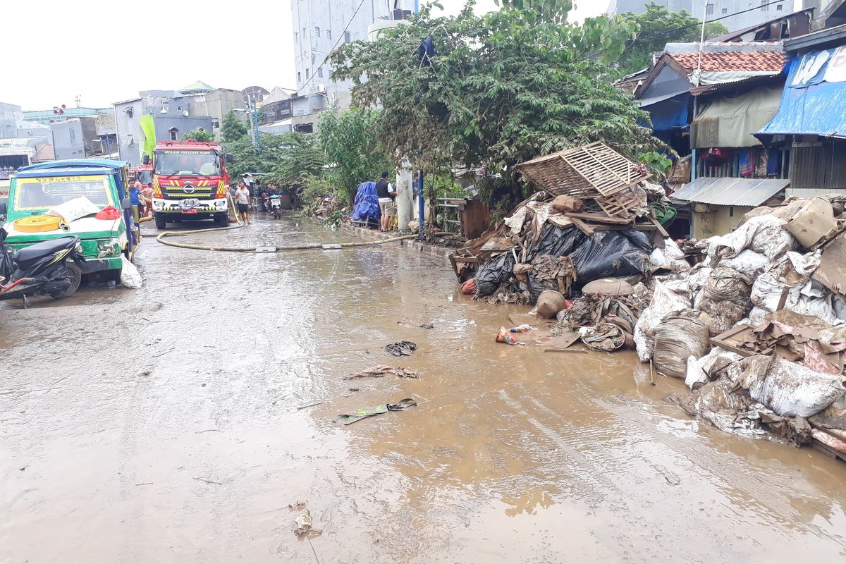 Kondisi Kampung Pulo, Kelurahan Kampung Melayu, Jatinegara, Jakarta Timur, Minggu (5/1/2020), pasca terendam banjir.