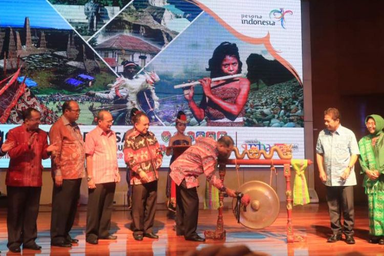 Menteri Pariwisata Arief Yahya memukul gong sebagai tanda peluncuran Festival Tenun Ikat Sumba 2017 bersama Gubernur Nusa Tenggara Timur Frans Lebu Raya, Kepala Dinas Pariwisata Nusa Tenggara Timur Marius Ardu Jelamu, Deputi Bidang Pengembangan Pemasaran Pariwisata Nusantara Esthy Reko Astuti dan jajaran bupati-bupati kabupaten di Pulau Sumba di Balairung Soesilo Soedarman Gedung Sapta Pesona Kementerian Pariwisata, Jakarta, Jumat (12/5/2017). Festival Tenun Ikat Sumba 2017 bakal diikuti oleh 2.017 penenun dari empat kabupaten di Pulau Sumba.