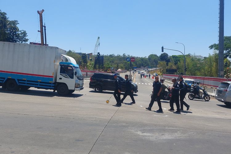 Tim TAA Dirlantas Polda Jateng melakukan olah TKP kecelakaan di simpang exit Tol Bawen