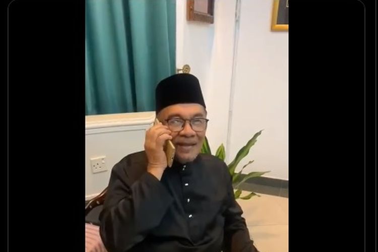 Presiden Joko Widodo memberikan ucapan selamat kepada Anwar Ibrahim atas terpilihnya dia menjadi Perdana Menteri (PM) Malaysia pada Kamis (24/11/2022).