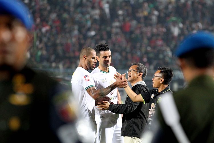 Pelatih Aji Santoso menyalami David da SIlva dan Otavio Dutra seusai Persebaya Surabaya mengalahkan tuan rumah, Madura United pada Pekan 30 Liga 1 2019 yang berakhir dengan skor 2-3 di Stadion Gelora Bangkalan, Jawa Timur, Senin (02/12/2019) malam.