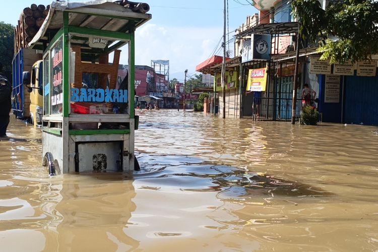 Kondisi Jakan Raya Dayeuhkolot, yang tergenang banjir luapan sungai Citarum setinggi 1,5 meter Jumat (5/12/2025)