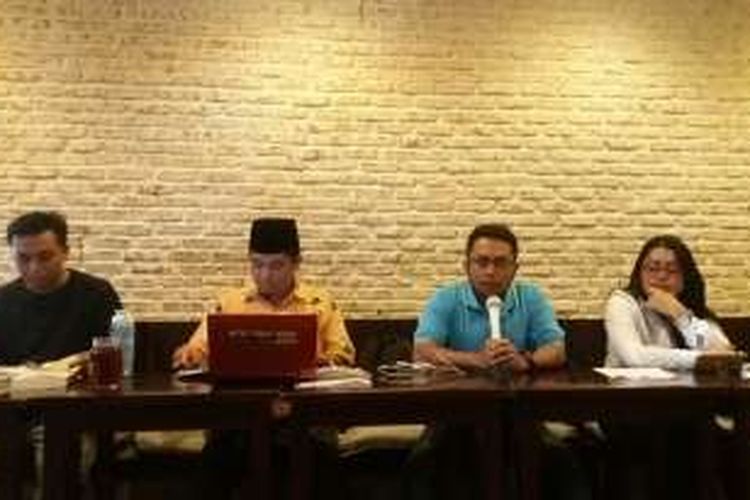 Peneliti Indonesian Legal Roundtable Erwin Natosmal Oemar, Direktur Eksekutif Lingkar Madani (LIMA) untuk Indonesia Ray Rangkuti, Manajer Advokasi Fitra Apung Widadi, dan Sekjen Fitra Yenny Sucipto dalam acara diskusi di kawasan Thamrin, Jakarta Pusat, Rabu (17/2/2016)