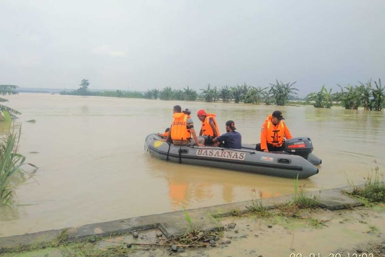 Tim SAR gabungan menyisir keberadaan Sutrisno (36) warga Desa Rowosari, Kecamatan Gubug, Kabupaten Grobogan, Jawa Tengah yang hilang terseret banjir di areal persawahan setempat, Kamis (9/1/2020).
