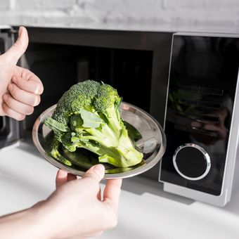 Ilustrasi memasak brokoli dengan microwave