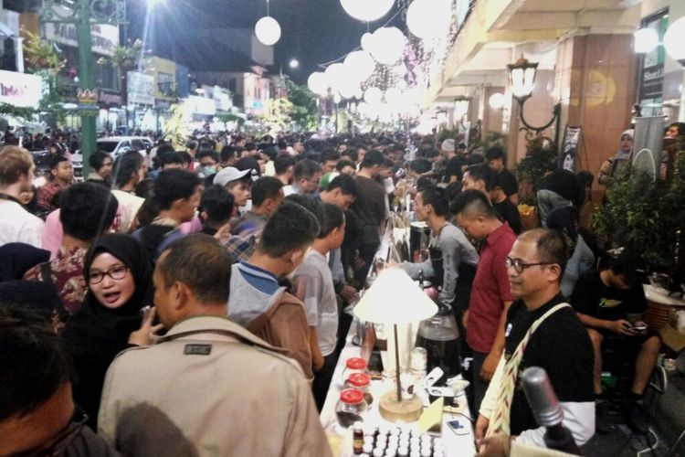 Para barista saat berinteraksi dengan pengunjung Malioboro Coffee Night.