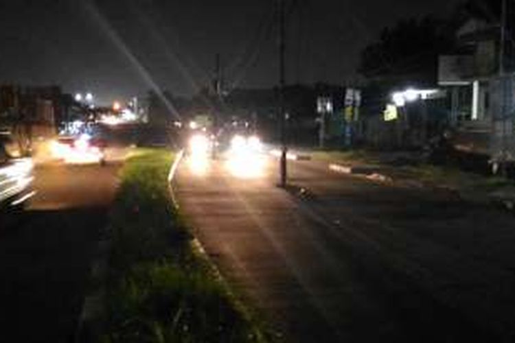 Kondisi Jalan Ciater Raya ketika malam hari dengan keberadaan beberapa tiang listrik di tengahnya mengganggu keamanan dan keseamatan pengendara. Gambar diambil Rabu (25/5/2016).