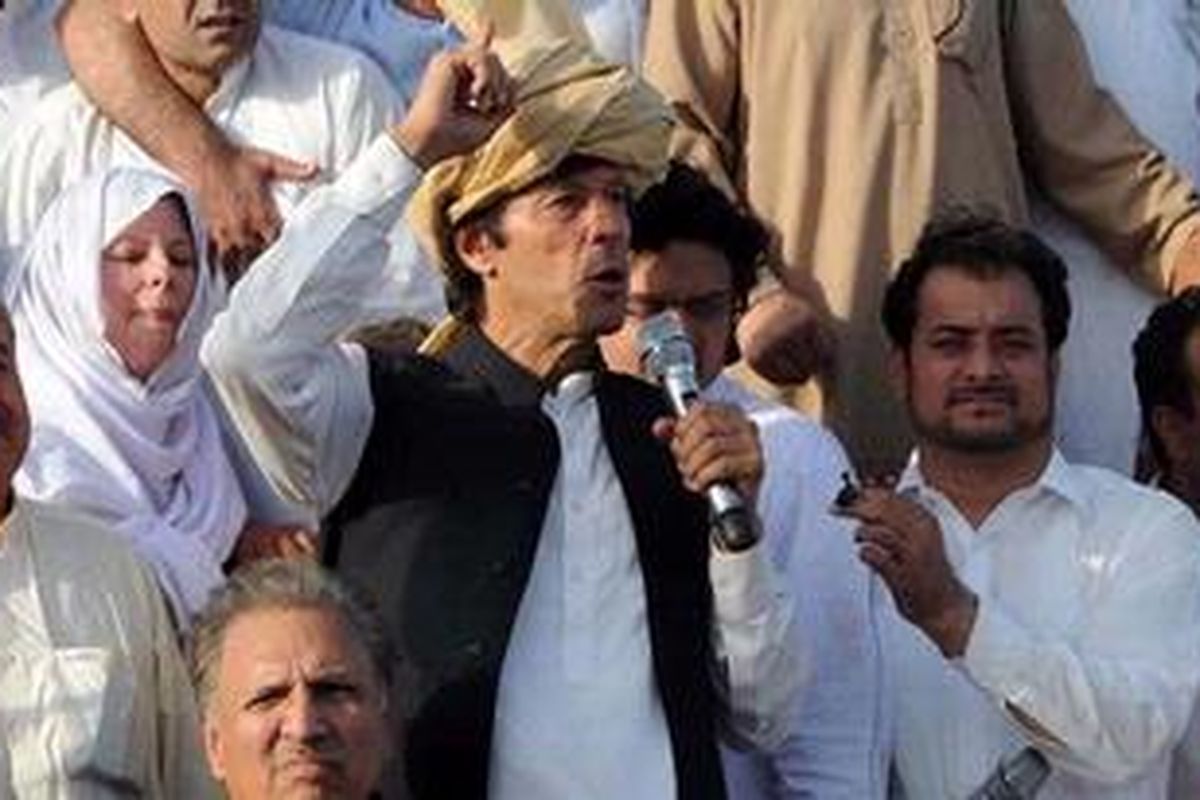 Politisi Pakistan, Imran Khan, memimpin ribuan warga berunjuk rasa menentang serangan pesawat terbang tanpa awak AS.