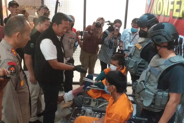 Direktur Reserse Kriminal Umum Polda Riau Kombes Asep Darmawan menginterogasi tiga pelaku pencuri dengan modus pecah kaca mobil, saat dihadirkan dalam konferensi pers di Mapolda Riau, Kamis (30/3/2023).