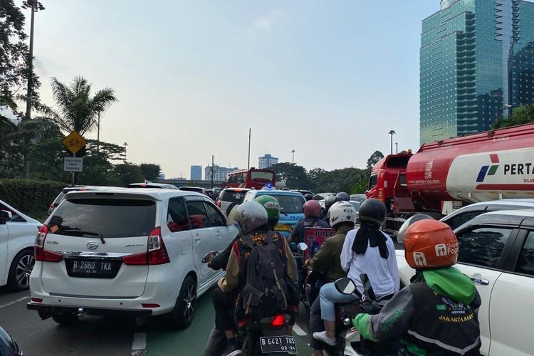 Kemacetan terjadi di sekitar kawasan Stadion Utama Gelora Bung Karno (GBK), Jakarta Pusat, Sabtu (11/3/2023) imbas adanya konser Blackpink. 